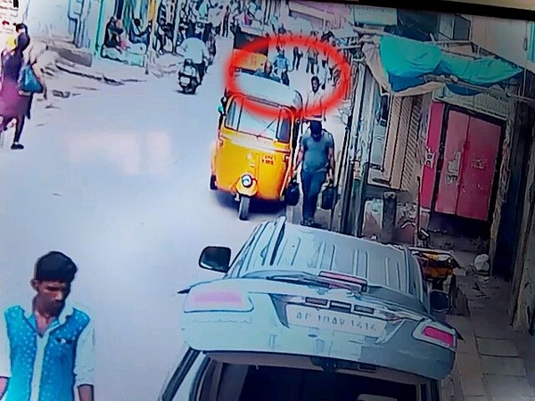 బాధితుడి వెనకాలే నిందితులు