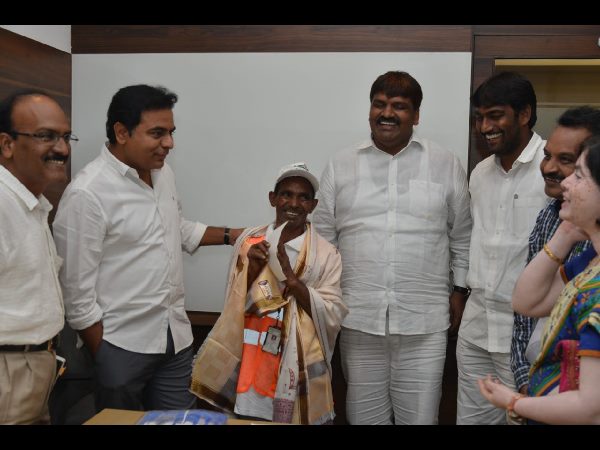 16 ఏళ్ల సర్వీసులో ఒక్కరోజు కూడా సెలవు తీసుకోలేదు?: కేటీఆర్ ఆశ్చర్యం
