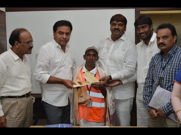 16 ఏళ్ల సర్వీసులో ఒక్కరోజు కూడా సెలవు తీసుకోలేదు?: కేటీఆర్ ఆశ్చర్యం