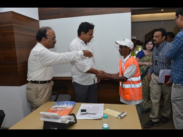 16 ఏళ్ల సర్వీసులో ఒక్కరోజు కూడా సెలవు తీసుకోలేదు?: కేటీఆర్ ఆశ్చర్యం