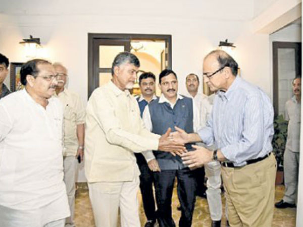 ఏదో ఒకటి తేల్చేద్దాం, నిధులకు బదులు హోదా: జైట్లీతో అమిత్ షా