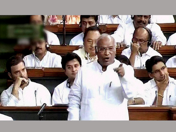 జీఎస్టీ బిల్లు ఏకగ్రీవం: అందరి విజయమన్న మోడీ, అన్నాడీఎంకే వాకౌట్