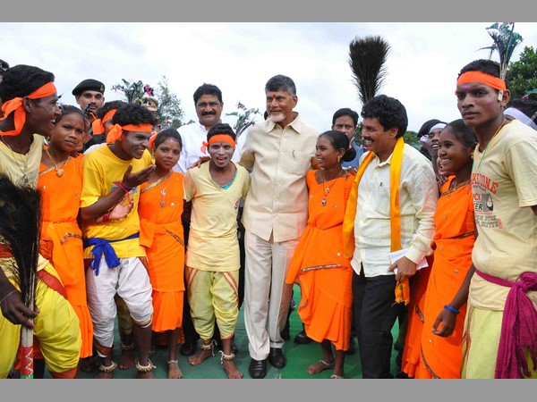 గిరిజన మహిళలతో కలిసి చంద్రబాబు థింసా నృత్యం