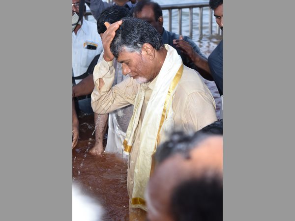 చంద్రబాబు పుష్కర స్నానం