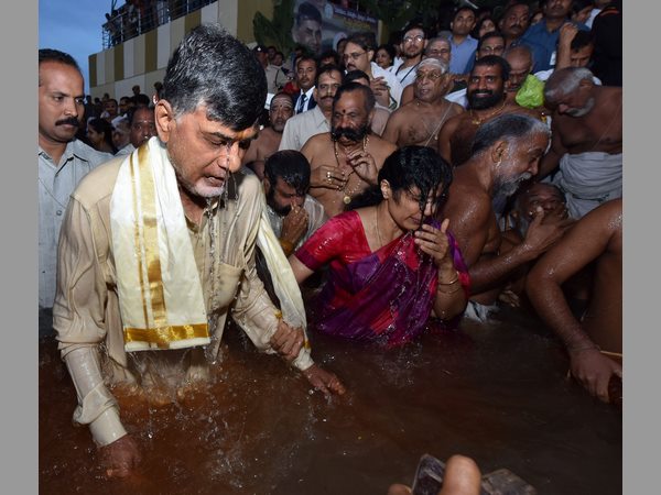 ఫెర్రీ ఘాట్ వద్ద అధిక భక్తులు