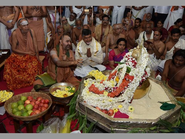 పుష్కరాల వద్ద రైలు టిక్కెట్ల అమ్మకం