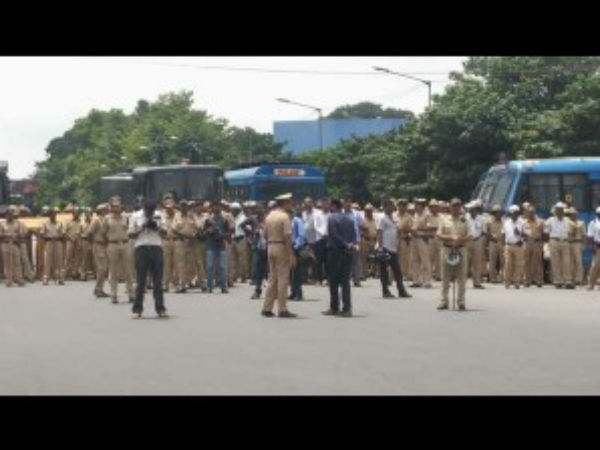బలవంతంగా అనుభవిస్తున్నాడు