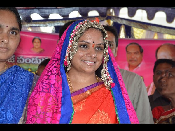 తీజ్ వేడుకలో పాల్గొని మాట్లాడుతున్న కవిత