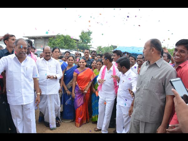 కవిత వెంట టీఆర్ఎస్ నేతలు