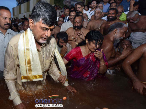 Chandrababu and Nara Lokesh dipping creates controversy Chandrababu and Nara Lokesh dipping creates controversy