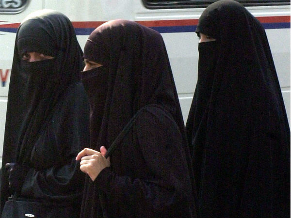 Muslim woman fired from work for wearing hijab in America Muslim woman fired from work for wearing hijab in America