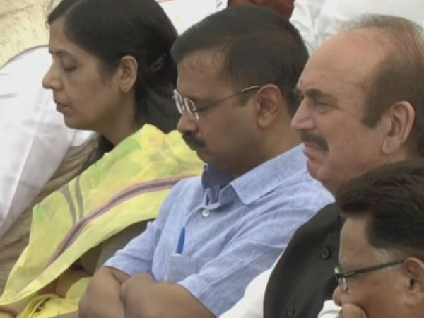 Arvind Kejriwal caught 'sleeping' during PM Modi's I-Day speech; trolled on Twitter Arvind Kejriwal caught 'sleeping' during PM Modi's I-Day speech; trolled on Twitter