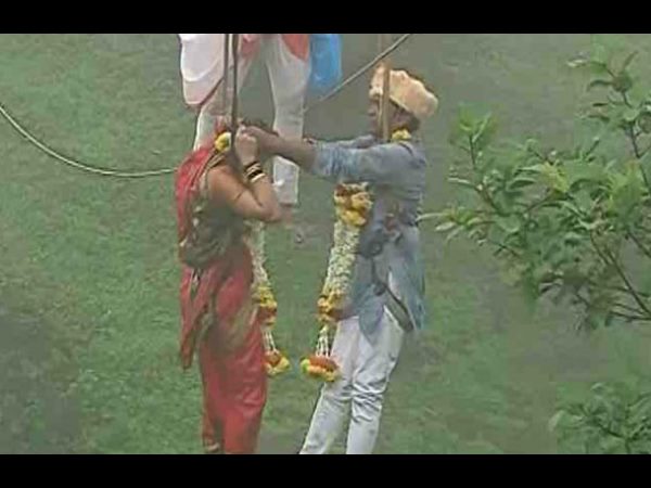 Maharashtra couple marry mid-air, 600-feet above valley! Maharashtra couple marry mid-air, 600-feet above valley!