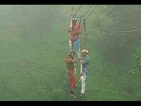 Maharashtra couple marry mid-air, 600-feet above valley! Maharashtra couple marry mid-air, 600-feet above valley!