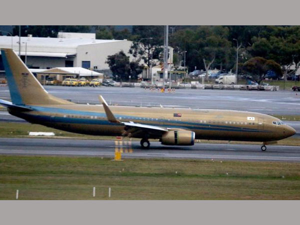 Malaysian Johar Sultan flies in to Australia in gold jet Malaysian Johar Sultan flies in to Australia in gold jet