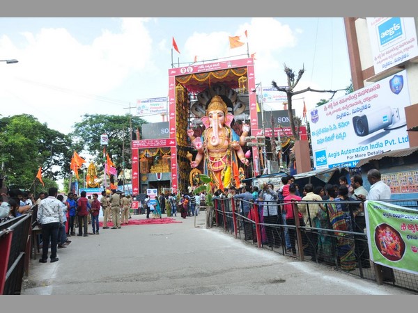 బారులు తీరిన భక్తులు