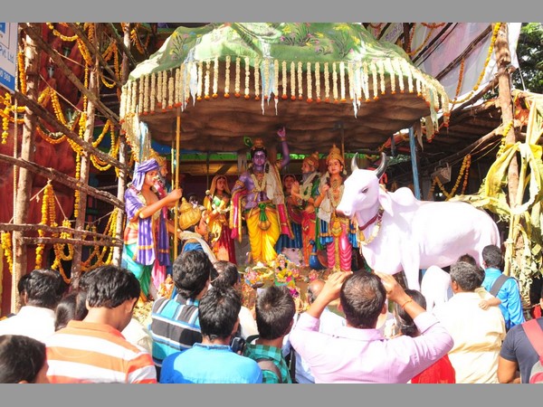 పొటోలు తీసుకుంటున్న భక్తులు
