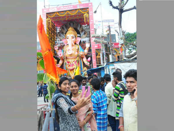 గణపతితో సెల్ఫీలు దిగుతున్న యువతులు