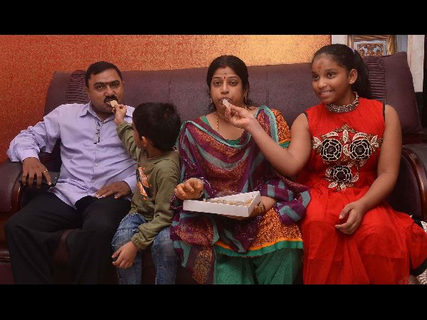 ఏడాది ఉగ్రచెర వీడింది: తెలుగు ప్రొఫెసర్ల ఫోన్, ఫ్యామిలీస్ హ్యాపీ(పిక్చర్స్)
