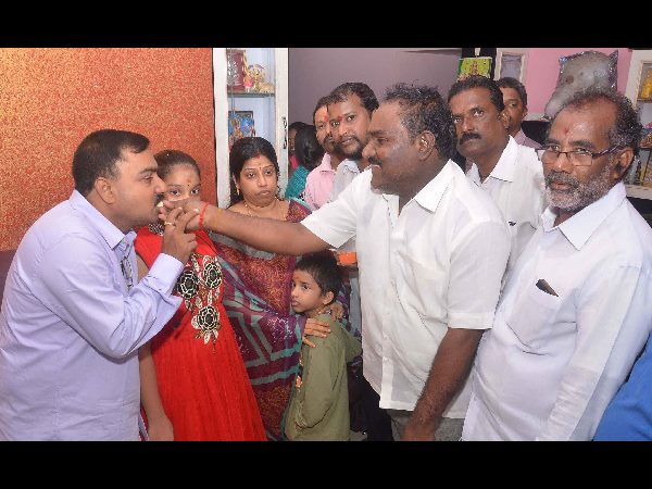 స్వీట్లు పంచిన కుటుంబసభ్యులు