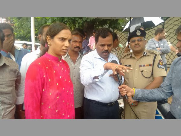 పరిశీలిస్తున్న అధికారులు