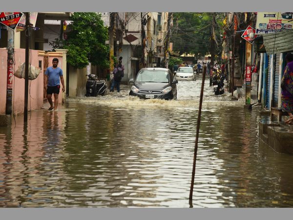 పైప్ లైన్ పగలడం వల్లే ఎన్టీఆర్ మార్గ్ రోడ్డుపై గుంత
