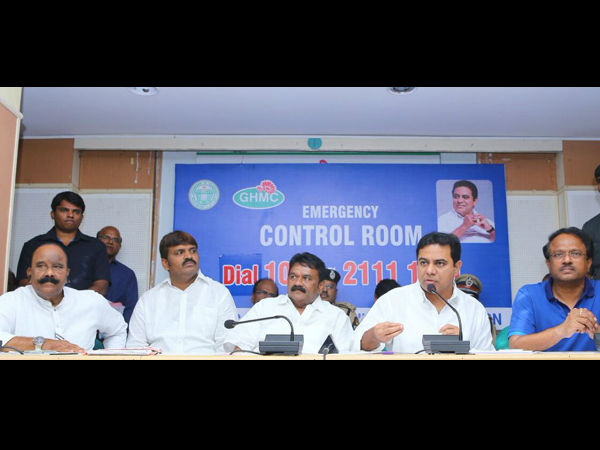 స్థానికుల సమస్యలు అడిగి తెలుసుకున్న మంత్రి కేటీఆర్