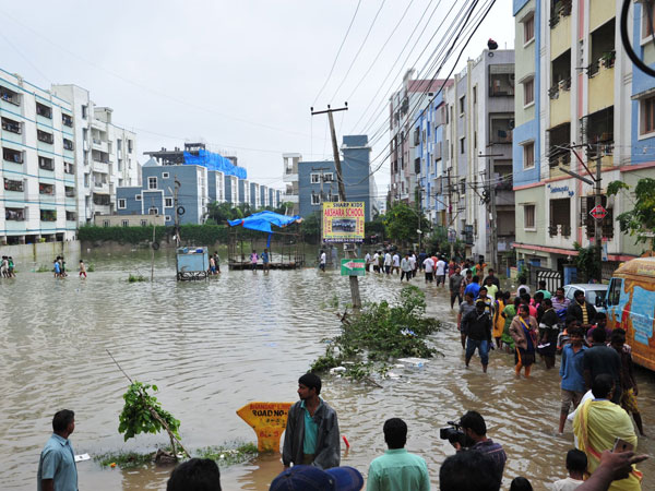 చెట్టు కూలి మీద పడి యువకుడి మృతి