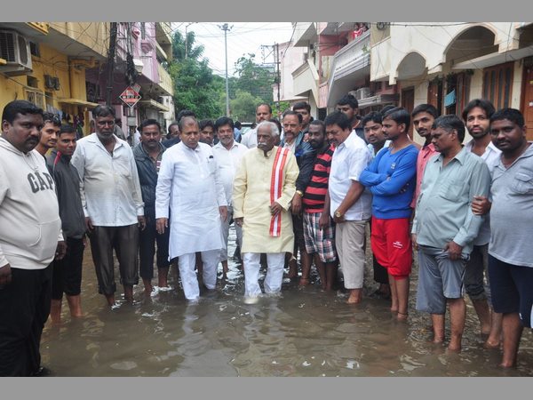ఖైరతాబాదులో పర్యటించిన దత్తాత్రేయ