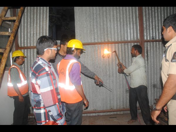 స్వరూప్నగర్లోని నాలాపై అక్రమ నిర్మాణాల తొలగింపు