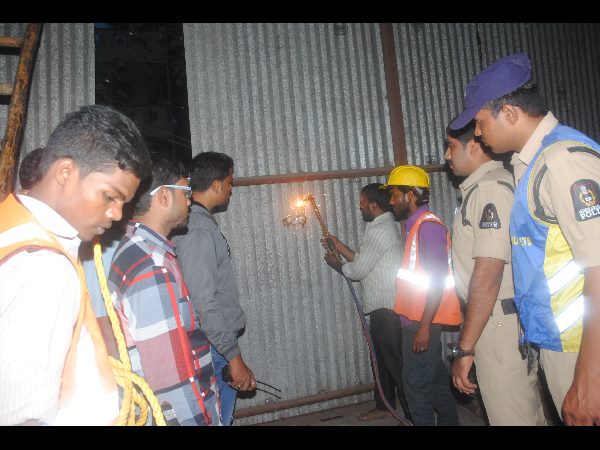 సోమవారం నగరంలోని 24 సర్కిళ్లలో 39 ఆక్రమణలు కూల్చివేత