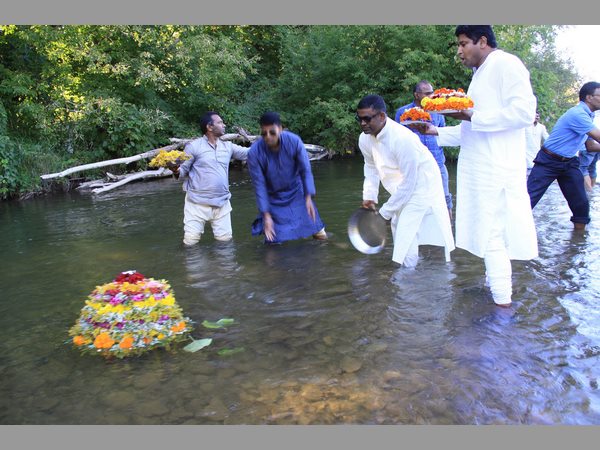 నదిలో బతుకమ్మలు