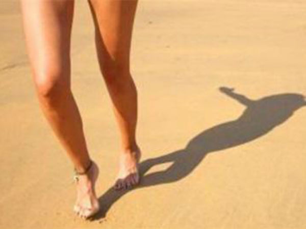 Woman strips down in protest to get her boyfriend back Woman strips down in protest to get her boyfriend back