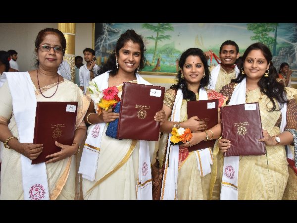 పట్టా తీసుకున్న విద్యార్థినులు