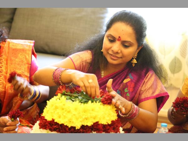 బతుకమ్మ పేర్చుతూ..