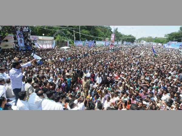 హాజరైన జన సందోహం