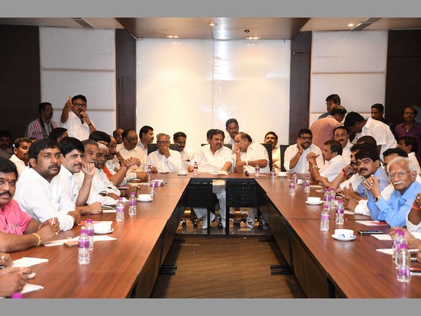 వినూత్నంగా..