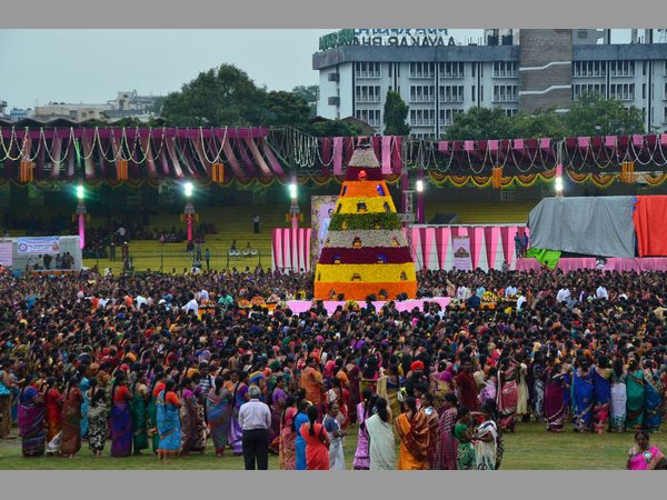 మధ్యాహ్నానికే వేలాది మహిళలు