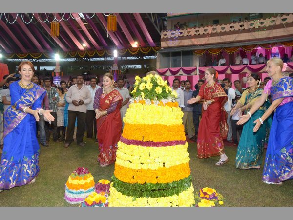 వేలాది మహిళలు