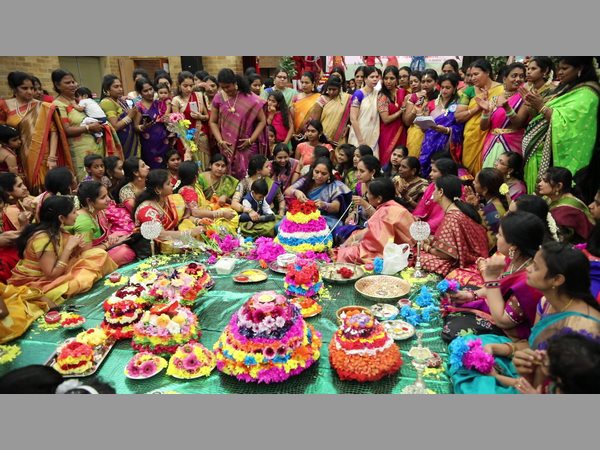 బతుకమ్మ పేరుస్తున్న కవిత