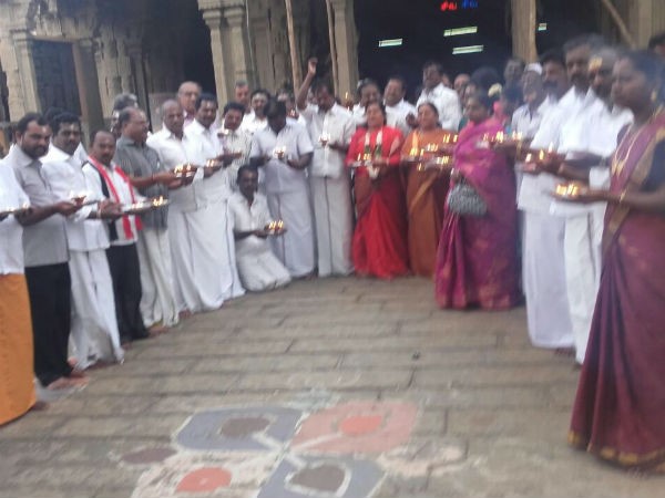 హొమం చేసిన ప్రముఖులు