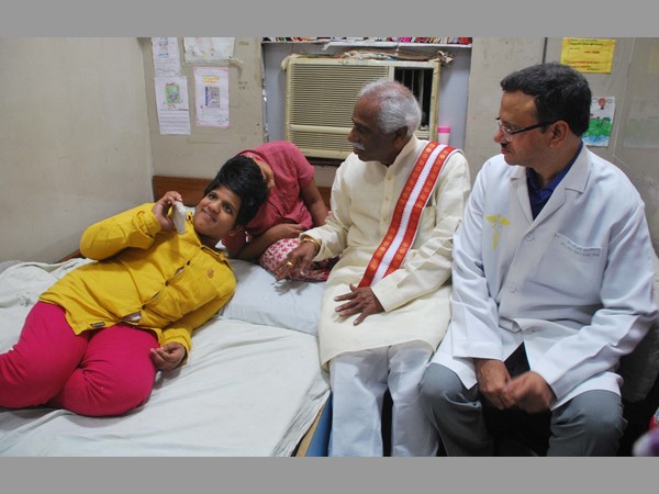 వీణా వాణీలను పరిశీలిస్తున్న కేంద్రమంత్రి దత్తాత్రేయ