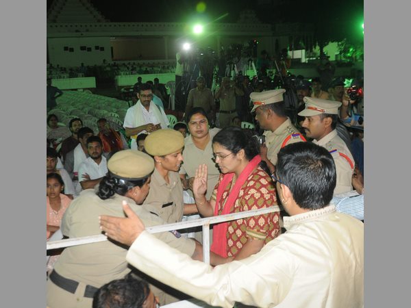 సభలో సాయి భక్తుల నిరసన