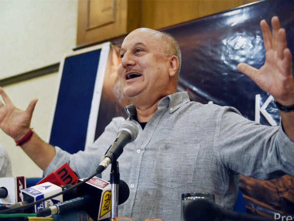 Anupam Kher slams Om Puri for insulting Indian martyrs Anupam Kher slams Om Puri for insulting Indian martyrs