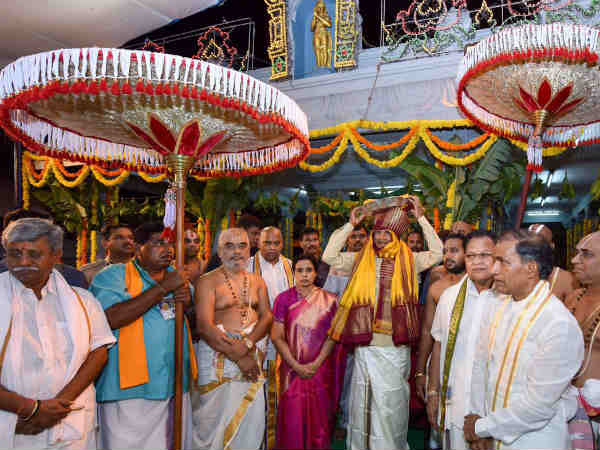 Ap Cm Chandrababu naidu Offer Pattu Vastralu to Lord Venkateswara Ap Cm Chandrababu naidu Offer Pattu Vastralu to Lord Venkateswara