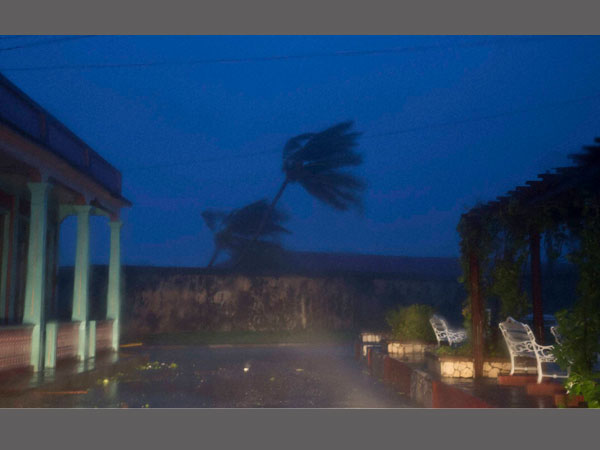 Hurricane Matthew kills 269; tears through Haiti, Bahamas, Cuba Hurricane Matthew kills 269; tears through Haiti, Bahamas, Cuba