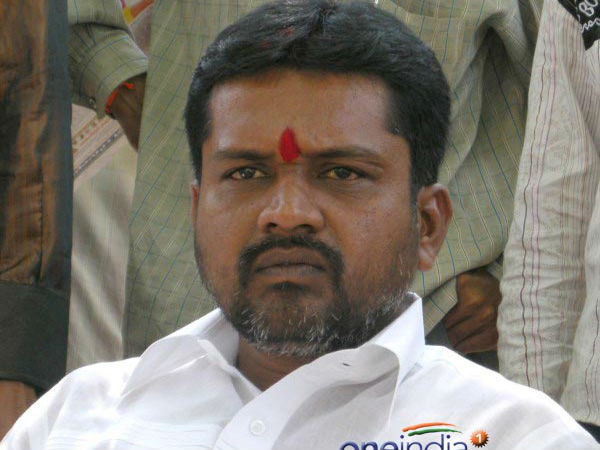 TRS Mandhani MLA Putta Madhu hot comments on Former Minister Sridhar Babu. TRS Mandhani MLA Putta Madhu hot comments on Former Minister Sridhar Babu.