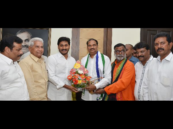TRS leaders join YSR Congress in the presence of YS Jagan TRS leaders join YSR Congress in the presence of YS Jagan