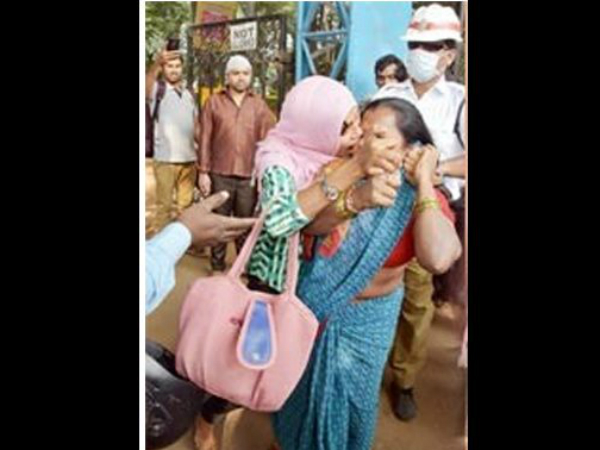 Woman's drunken hulchul on necklace road! Woman's drunken hulchul on necklace road!