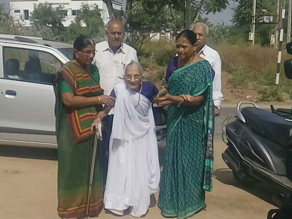 Demonetisation: PM Modi's mother exchanges currency for Rs 4,500 Demonetisation: PM Modi's mother exchanges currency for Rs 4,500